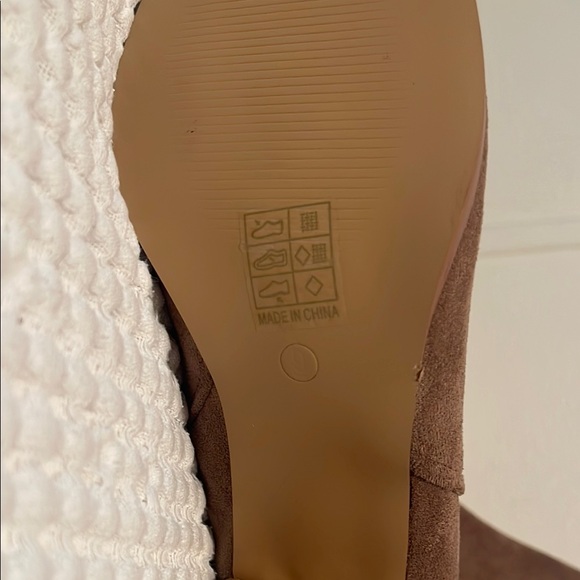 Brown Ankle Boots with Suede Finish and Wedge Heel, Side Zipper woman’s size 9 - Picture 7 of 9